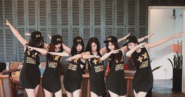 Dơ tay che mặt đối xứng