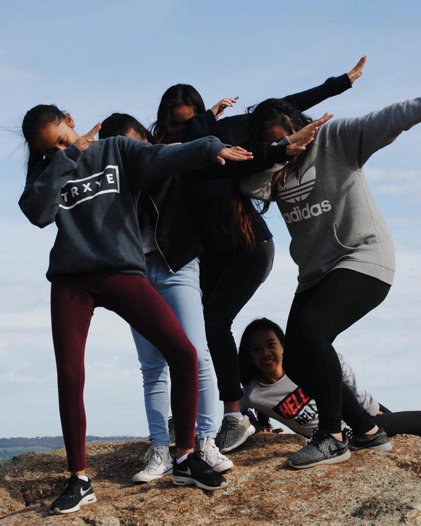 Dơ tay che mặt cùng hướng