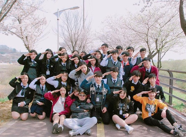 Đứng ngồi cùng chào