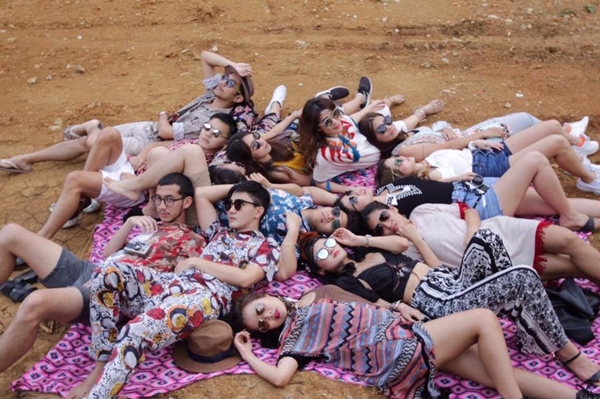 Nhóm bạn nằm lộn xộn lên nhau