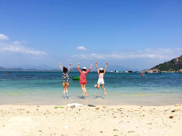 Quay lưng nhảy lên, dơ 2 tay