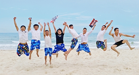 Nhảy lên tự do, tay cầm hashtag