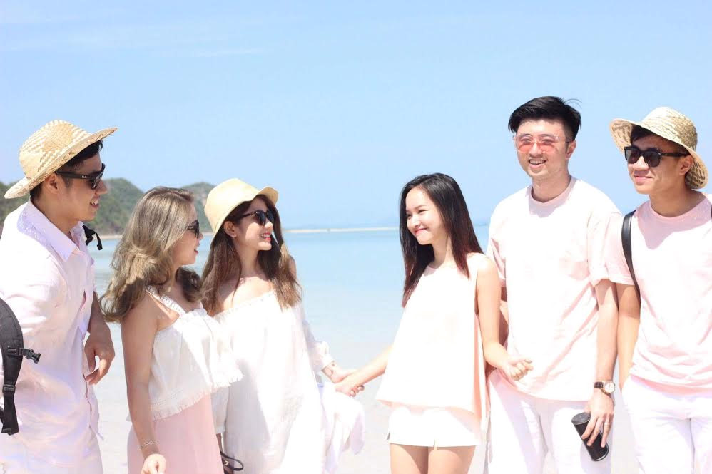 2 Nhóm bạn lâu ngày gặp lại