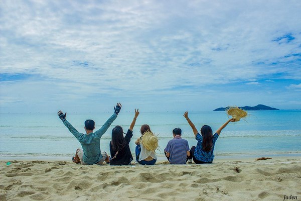 Ngồi quay lưng nhìn cảnh, dơ 2 tay