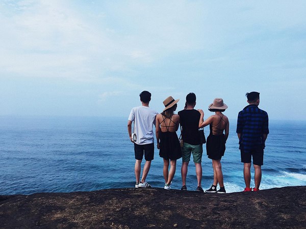 Đứng quay lưng nhìn cảnh, 2 tay túi quần