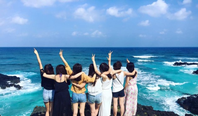 Quay lưng nhìn cảnh, khoát vai, dơ tay